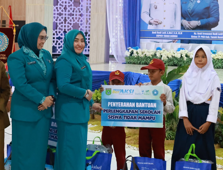 Kader PKK Tanah Bumbu meriahkan puncak HKG ke-54 dengan semangat kebersamaan dan gotong royong.