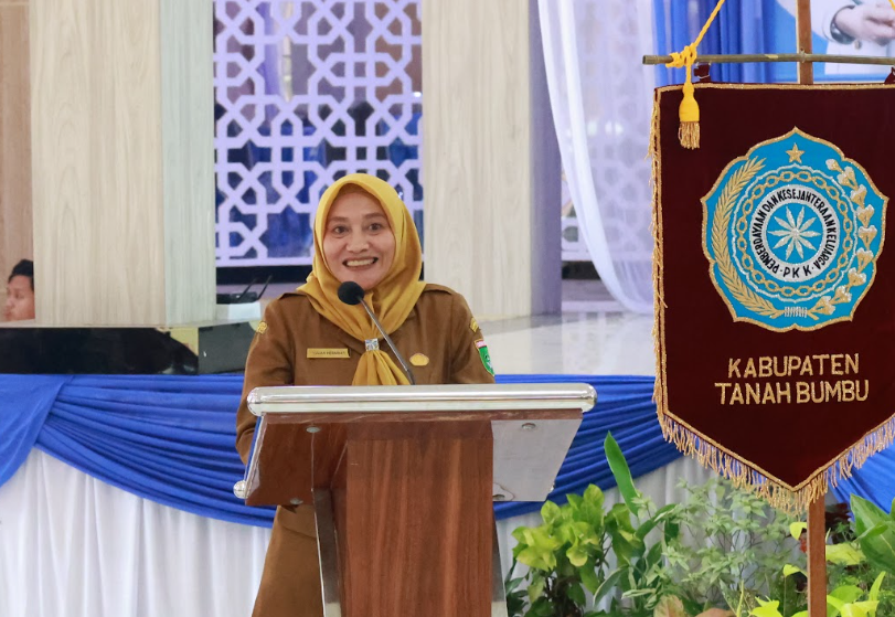 Kader PKK Tanah Bumbu meriahkan puncak HKG ke-54 dengan semangat kebersamaan dan gotong royong.