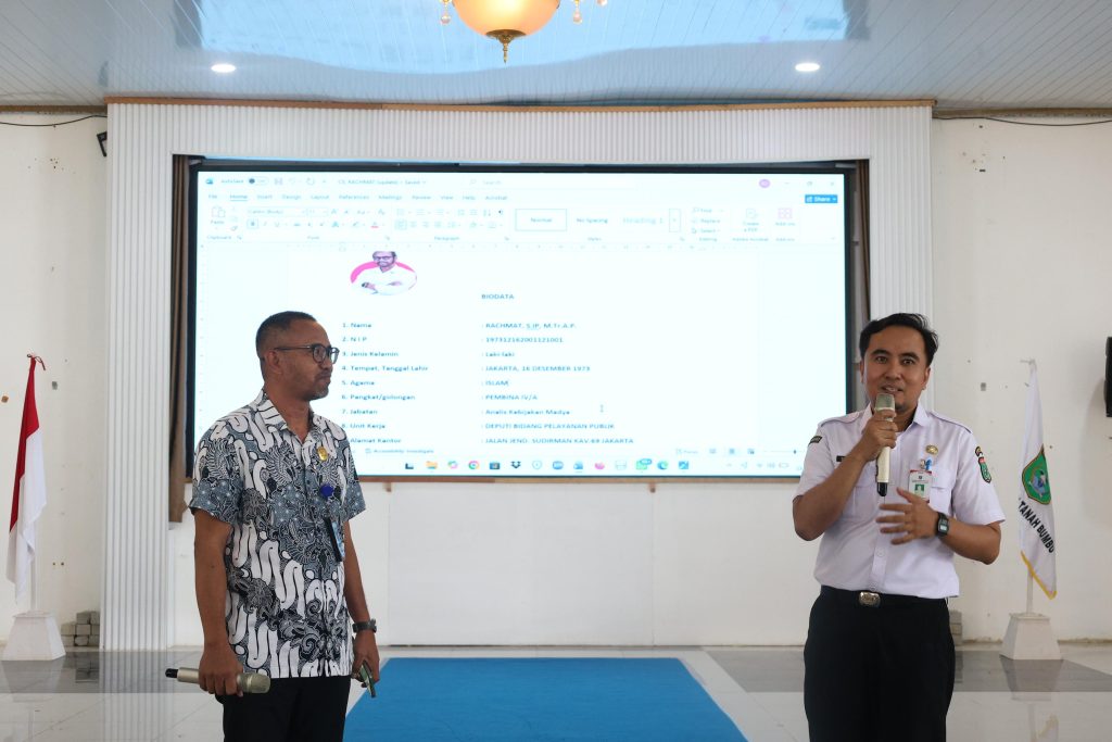 Bupati Tanah Bumbu melalui Asisten Kesra membuka Workshop Standar Pelayanan Perangkat Daerah di Pendopo Kantor Bupati Batulicin, 23 September 2026.