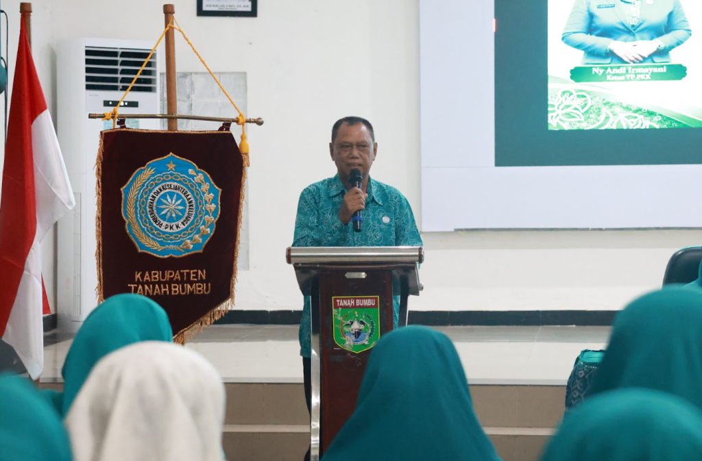 Ketua TP PKK Tanah Bumbu Andi Irmayani Rudi Latif bersama jajaran menerima kunjungan evaluasi TP PKK Provinsi Kalimantan Selatan di Sekretariat TP PKK Tanah Bumbu, 6 Oktober 2026.